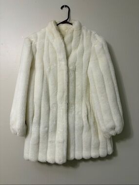 Vintage Women's  White Faux Fur Coat - Classic Plush Jacket